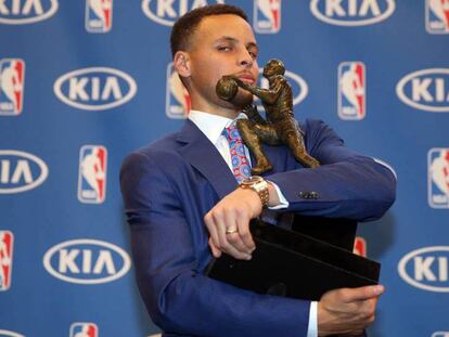 Curry, con el trofeo MVP.