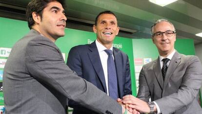 Poyet, junto al presidente Ángel Haro. Foto: Betis Vídeo: ATLAS