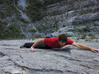 Alex Honnold, durante su escalada sin cuerda de la vía 'El sendero luminoso', en la pared de 700 metros del Potrero Chico, México. Cedar Wright