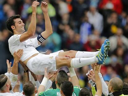 Arbeloa, manteado por sus compañeros en su despedida del Bernabéu.