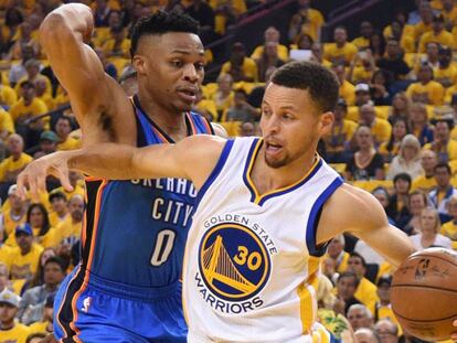 Curry intenta superar a Westbrook.