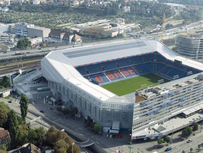 Panorámica del Estadio St. Jakob Park de Basilea (Suiza).