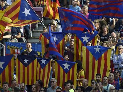 Seguidores del Barcelona con esteladas en el Camp Nou.