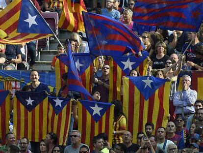 Seguidores del Barcelona con esteladas en el Camp Nou.