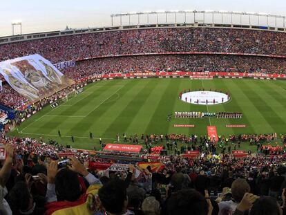 Momento del himno de España en la final de Copa.