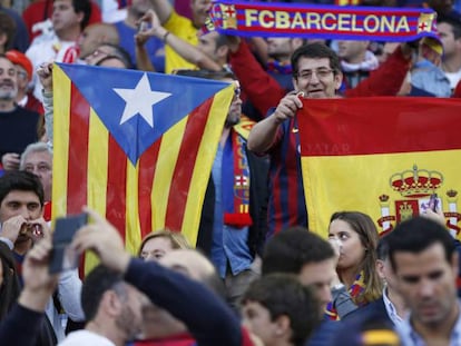 Una imagen de la afición con la estelada y la bandera de España.