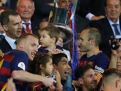El rey Felipe VI hace entrega de la Copa del Rey al capitán del Barcelona, Iniesta, tras ganar al Sevilla por 2 goles.