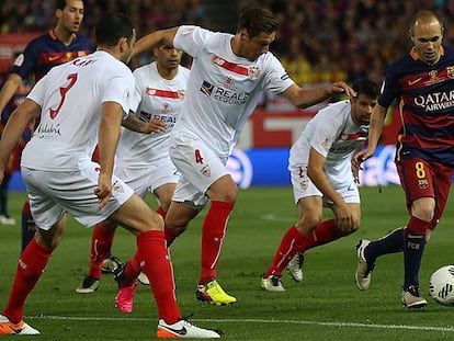 Iniesta sortea a varios jugadores del Sevilla