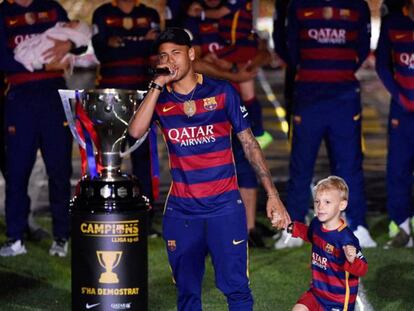 Neymar se dirige a los seguidores en el Camp Nou con su hijo de la mano.