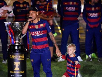 Neymar se dirige a los seguidores en el Camp Nou con su hijo de la mano.