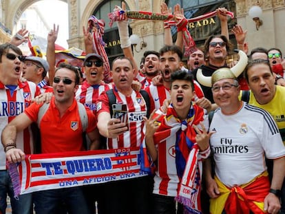 Aficionados del Atlético y del Real Madrid en Milán.