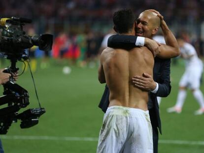 Zidane abraza a Cristiano Ronaldo después del penalti decisivo.