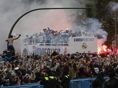 Aficionados del Real Madrid festejan el título en Cibeles