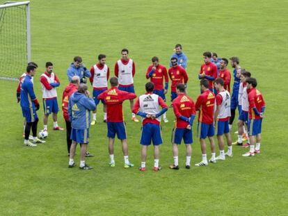 Del Bosque con los jugadores de la selección en Schruns (Austria).