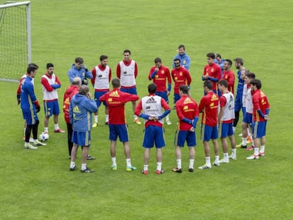 Del Bosque con los jugadores de la selección en Schruns (Austria).