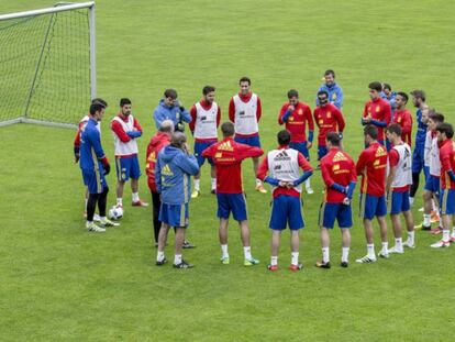 Del Bosque con los jugadores de la selección en Schruns (Austria).