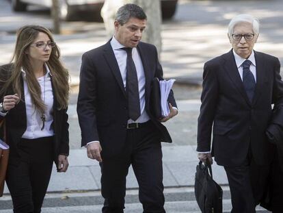 El abogado de Messi, Enrique Bacigalupo, a la derecha entrando a la Audiencia.