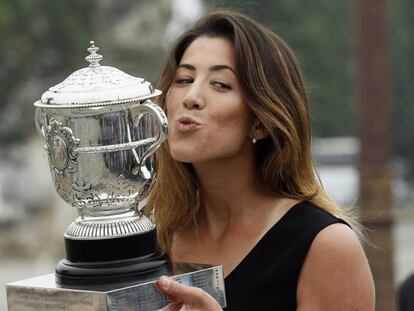 Garbiñe Muguruza posa en la plaza de la Concorde, París.