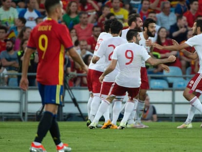 Los jugadores de Georgia celebran el gol a España.