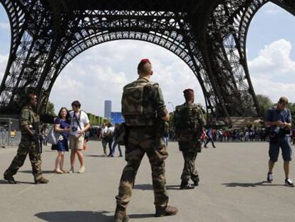 Soldados franceses na Torre Eiffel.