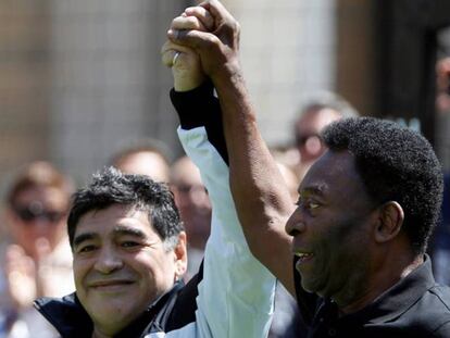 Diego Maradona y Pelé durante un evento este jueves en París. CHARLES PLATIAU REUTERS