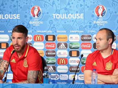 Ramos e Iniesta en rueda de prensa. Foto: Getty / Vídeo: ATLAS