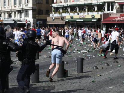 Francia detiene a decenas de hinchas rusos para deportarlos tras las peleas de Marsella