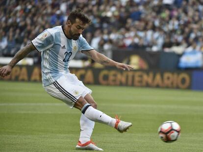 Juega Lavezzi mientras calienta Messi