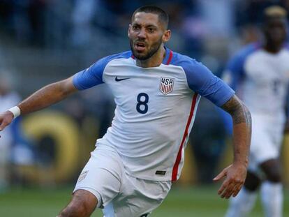 Dempsey celebra el primer gol de Estados Unidos.