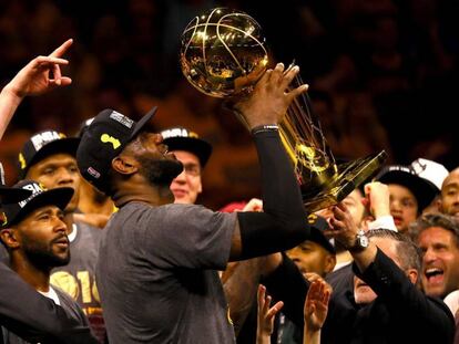 LeBron James com o troféu.