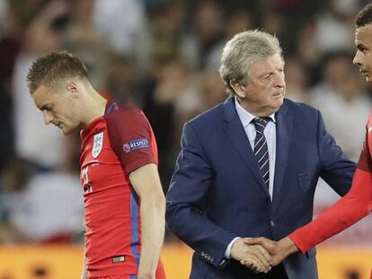 Hodgson, junto a Vardy, consuela a Alli tras el partido. PAVEL GOLOVKIN AP / Vïdeo: uefa.com