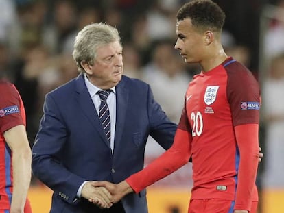 Hodgson, junto a Vardy, consuela a Alli tras el partido. PAVEL GOLOVKIN AP / Vïdeo: uefa.com