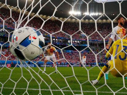 Ramos y De Gea se lamentan tras el primer gol de Croacia. DEAN M. GETTY Vídeo: uefa.com