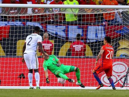 Aranguiz marca el primer gol de Chile.