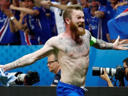 El capitán Aron Gunnarson celebra la victoria islandesa ante Inglaterra