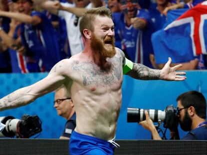 El capitán Aron Gunnarson celebra la victoria islandesa ante Inglaterra