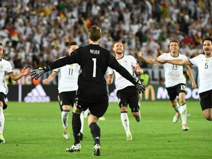 Neuer se abraza a sus compañeros tras lograr la clasificación. V. P. AFP Vïdeo: Uefa.com