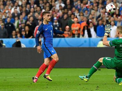 Griezmann la pica ante Halldorsson para hacer el cuarto. MIKE HEWITT GETTY IMAGES Vídeo: uefa.com