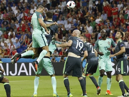 Ronaldo arremata para fazer o primeiro gol de Portugal. CARL RECINE REUTERS / Vídeo: uefa.com