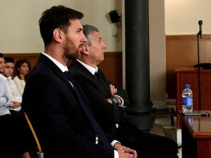 Messi, junto a su padre durante en la Audiencia de Barcelona.