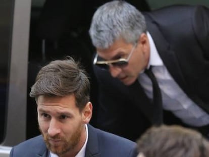 Messi, amb el seu pare, als jutjats de Barcelona al juny.