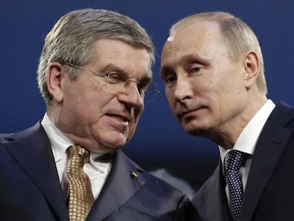 Bach, presidente del COI, con Putin en Sochi 2014. AP