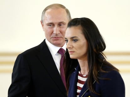 Putin y la saltadora Isinbáyeva, en el Kremlin.