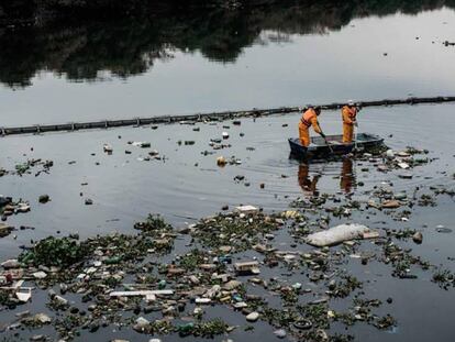 Los eco-barcos recogen vertidos en Guanabara.