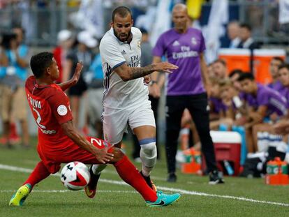 Thiago Silva derriba a Jesé bajo la mirada de Zidane. Foto: AFP/ Vídeo: ATLAS