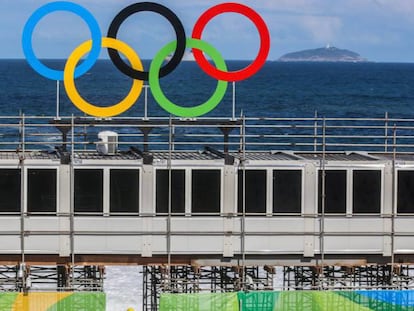 Operário na arena de vôlei de praia em Copacabana, Rio.