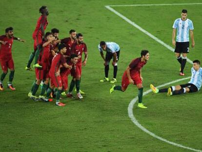 Portugal vence a Argentina por 2-0 en el cruce más complicado del grupo D