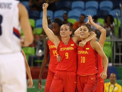 Ndour, Palau y Xargay celebran el triunfo ante Serbia.