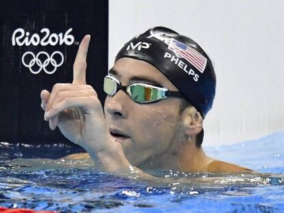 Phelps celebra el oro en el 200m mariposa.