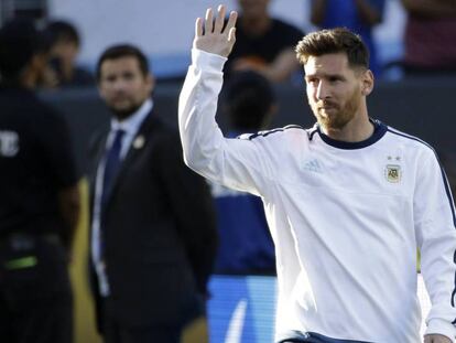 Messi saluda a la afición antes de un partido por Copa América.